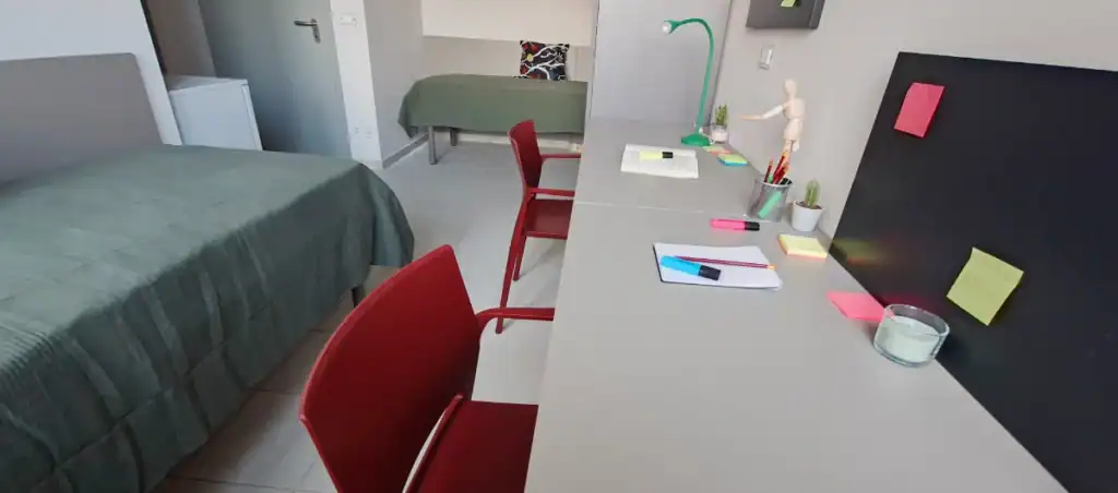 Camera doppia con due letti e due postazioni scrivania in residenza universitaria