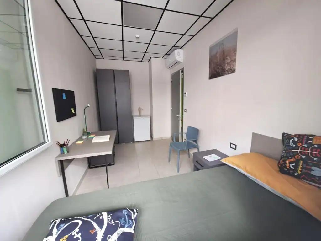 Camera singola di Padova Campus con letto, scrivania e armadio